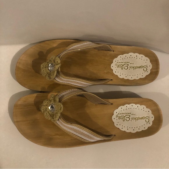 3/$20 Sketchers Flip Flops 🩴 - Picture 2 of 11